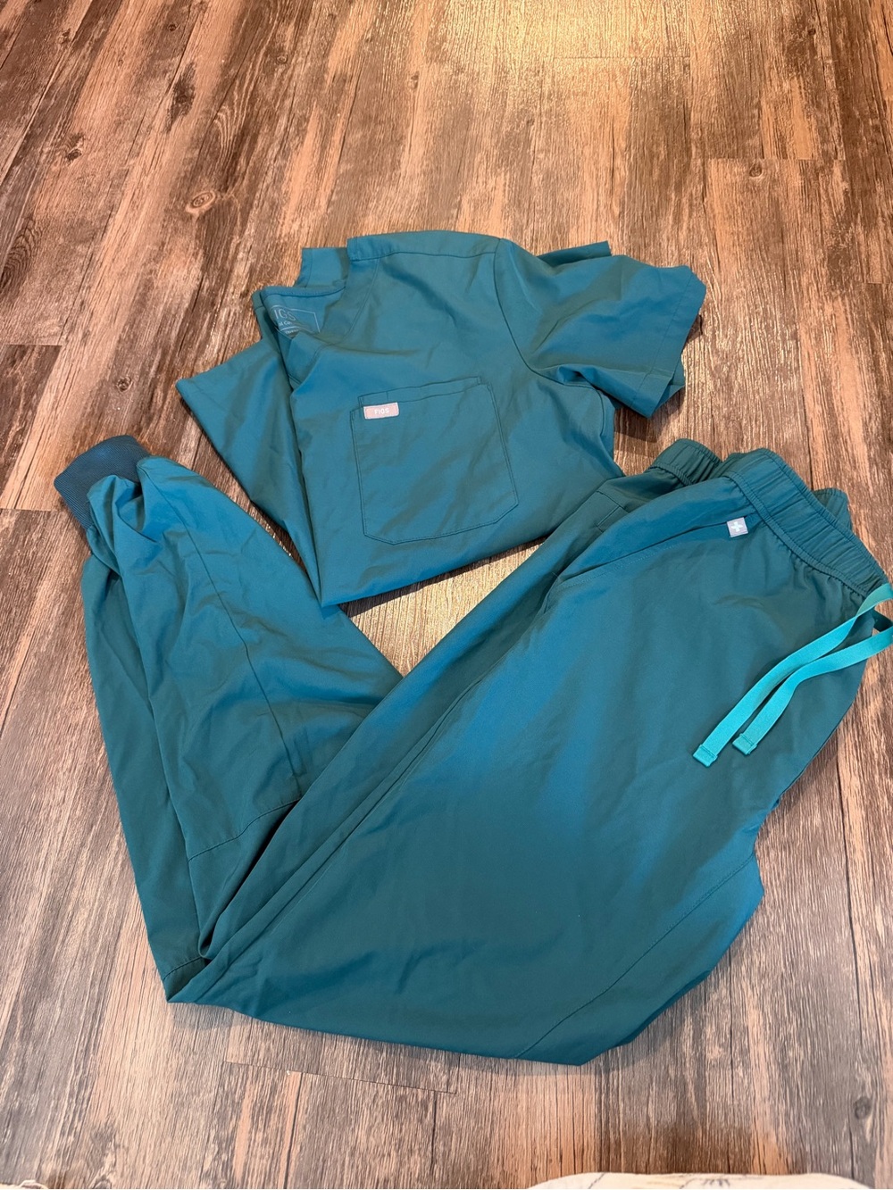 FIGS Men's Teal Scrub jogger pants and Top